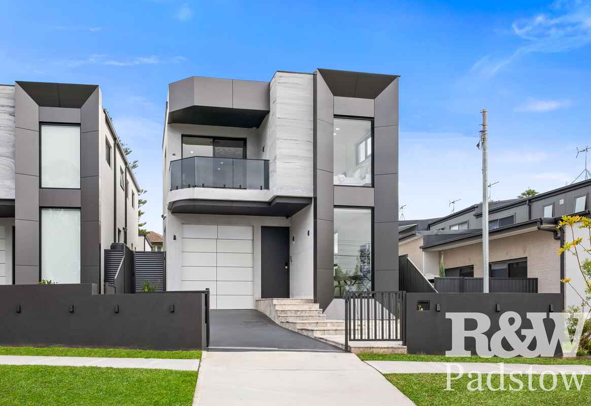 Luxury Full brick Five-Bedroom Home in Prime Location